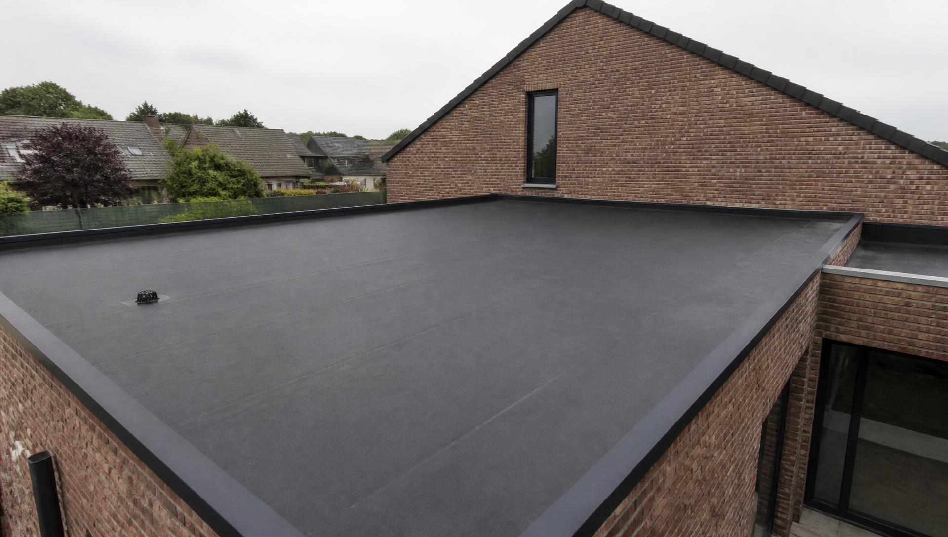 Afgewerkt plat dak met EPDM-bedekking op een woning