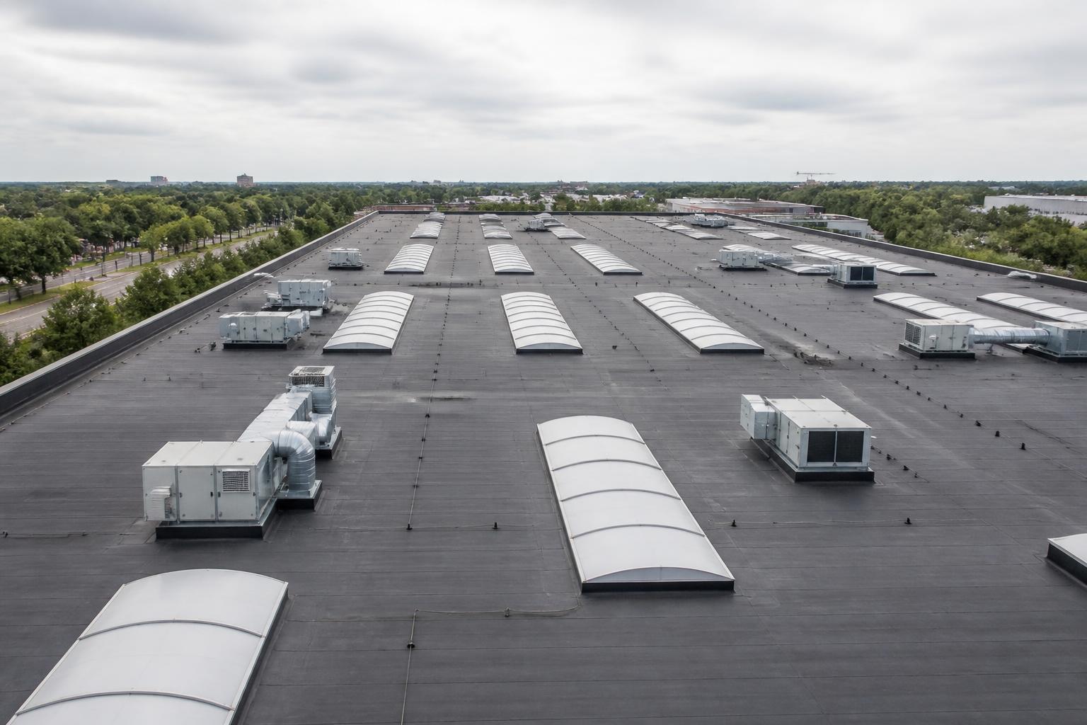 Groot plat dak van een bedrijfsgebouw met bitumen dakbedekking